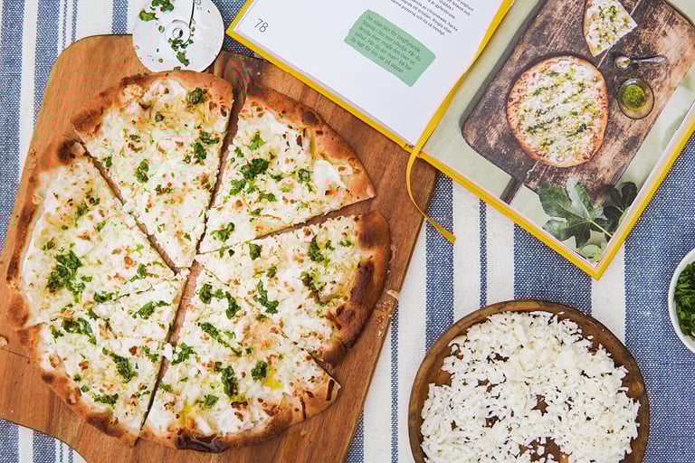 Halloumipizza med örtdressing