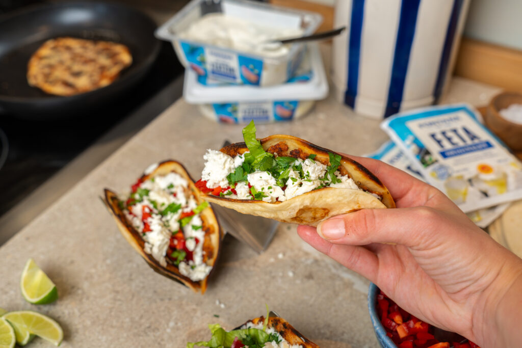 Smashed kycklingtacos med tzatziki och fetaost