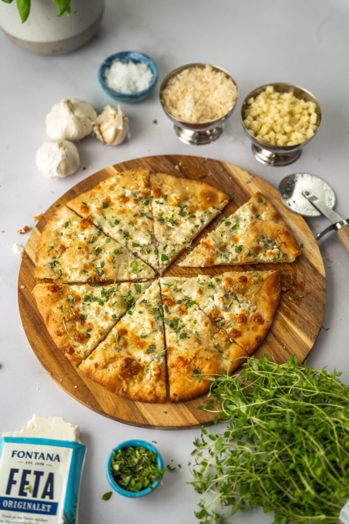 Ostigt vitlöksbröd på pizzabotten