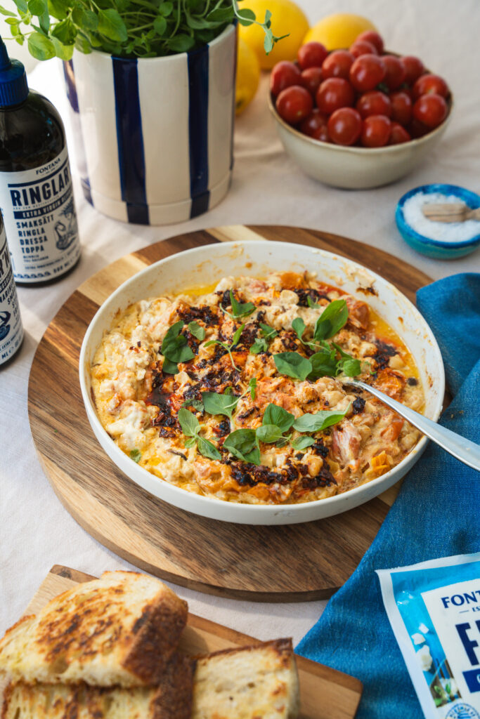 Ugnsbakad feta med kikärtor och tomater